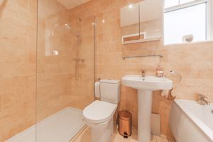 Master Bedroom En Suite- click for photo gallery